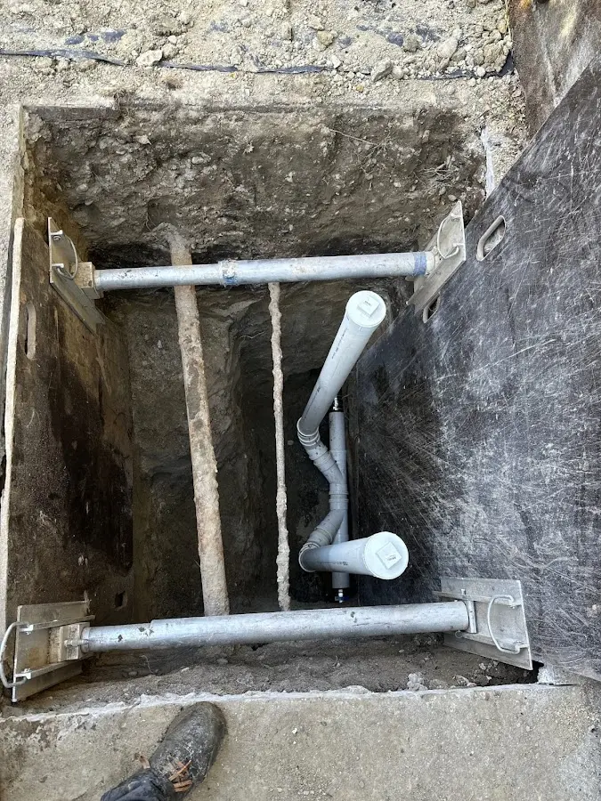 Experienced plumber completing Drain Cleaning work in Fort Lee